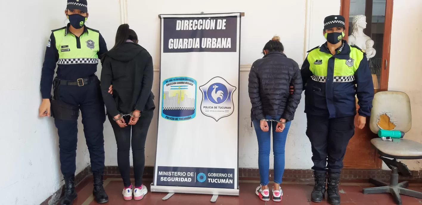 Detienen a dos mecheras por robar una billetera en pleno centro