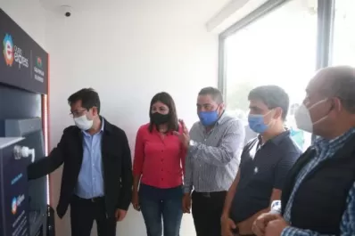 Juan Manzur inauguró cajeros automáticos en Acheral y Sargento Moya