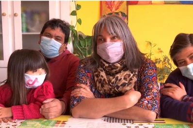 En Santiago, una mujer trans se convirtió en mamá y abuela adoptiva de dos adolescentes y dos niñas