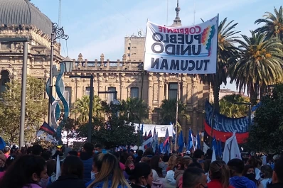 En Tucumán, los movimientos sociales oficialistas marcharon en reclamo de trabajo