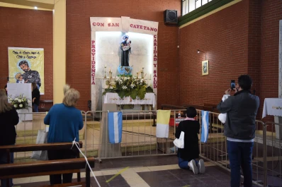 San Cayetano cumple y sus devotos lo celebraron