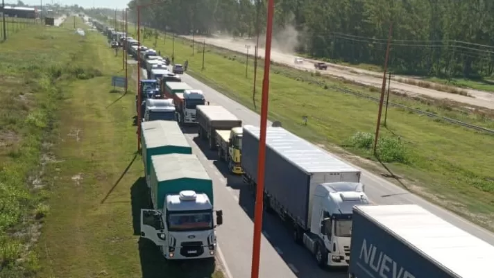 SITUACIÓN. Unos 11.000 camiones no pueden ingresar a puerto, y 40 buques se encuentran a la espera de cargar.  