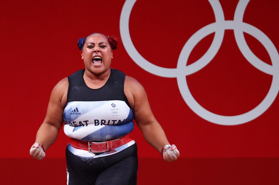 ¡ASÍ SE CELEBRA UN LEVANTAMIENTO! La pesista británica Emily Campbell descarga su energía y alegría luego de superar la prueba.