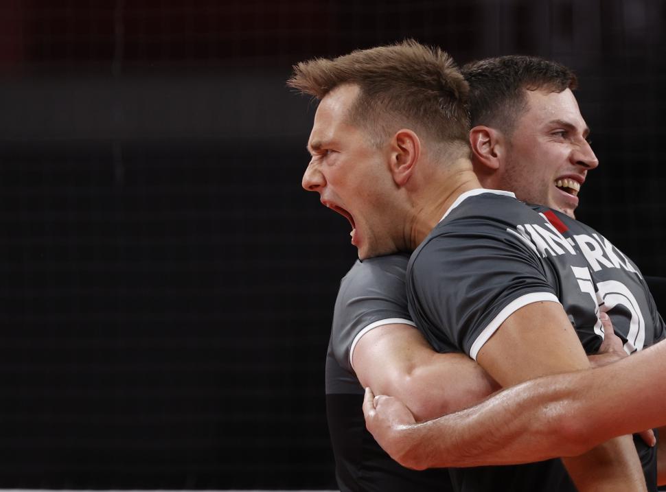 CELEBRAMOS ENTRE TODOS. Lucas VanBerkel, de Canadá, celebra un punto marcado durante un partido de voley.