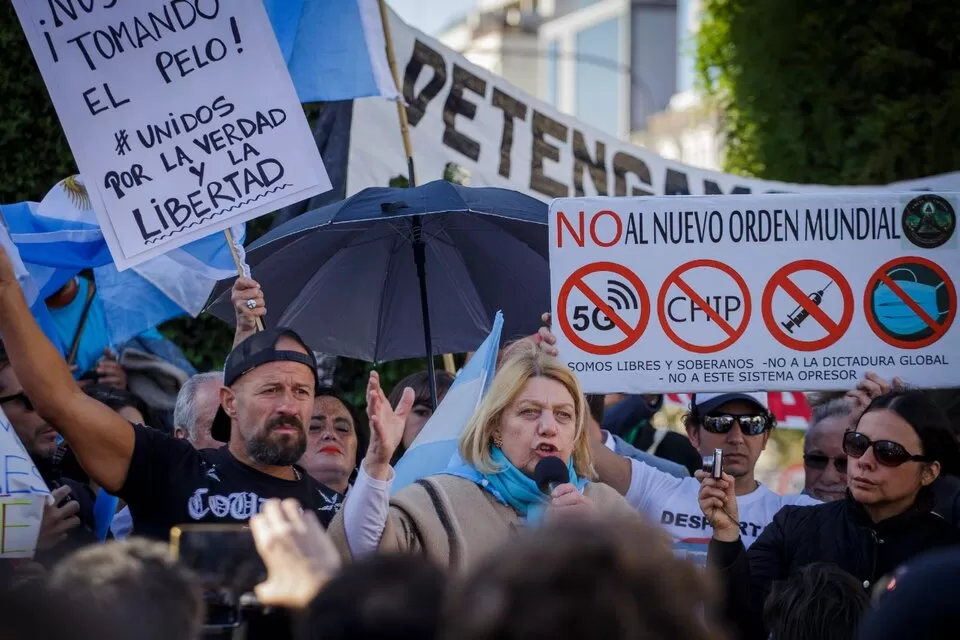NEGACIONISMO. La agrupación Médicos por la Verdad se visibilizó durante las marchas en pandemia. Pagina12.com.ar 