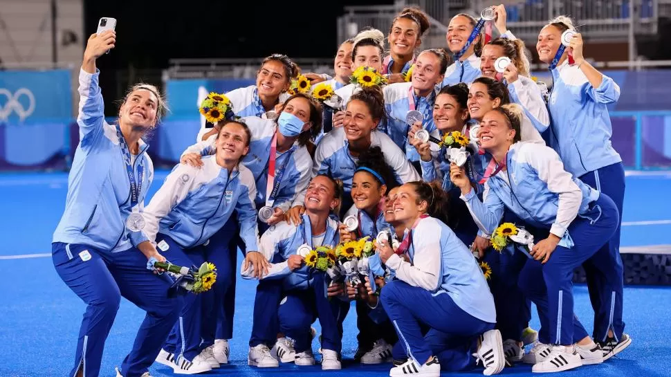 ORGULLO ARGENTINO. Emocionadísimas, las Leonas se toman una “selfie” tras haber obtenido la medalla de plata. Entre ellas está Vicky Sauze.  