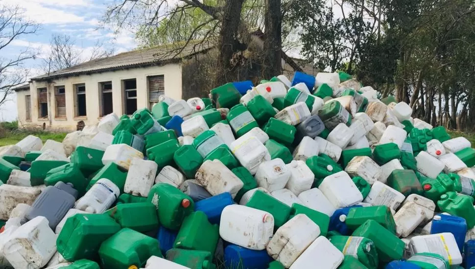 DATO. Los envases de fitosanitarios resultan un problema para el ambiente.  