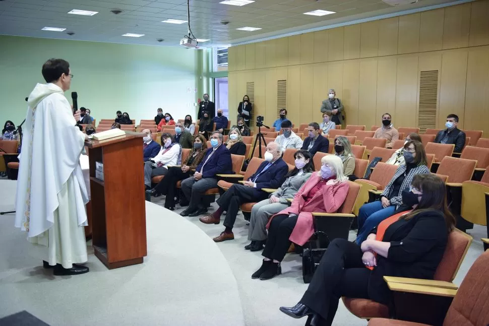 EN LA MISA. Autoridades de la Unsta durante el oficio religioso de ayer. 