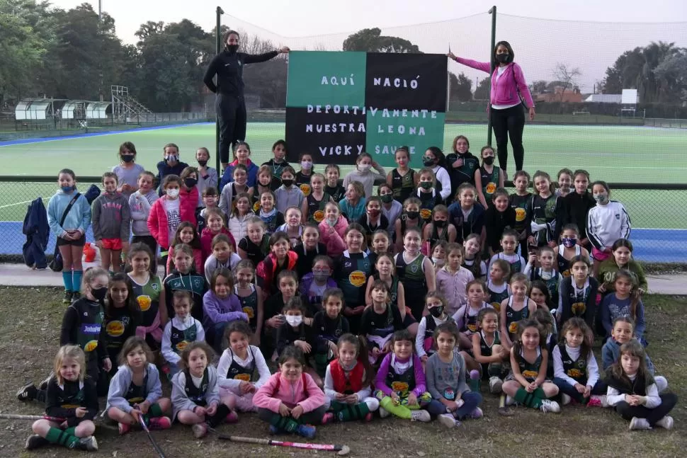 TODAS QUIEREN SER COMO “VICKY”. Jugadoras infantiles de hockey esperan el regreso de su ídola al club luego de consagrarse en los Juegos Olímpicos.  