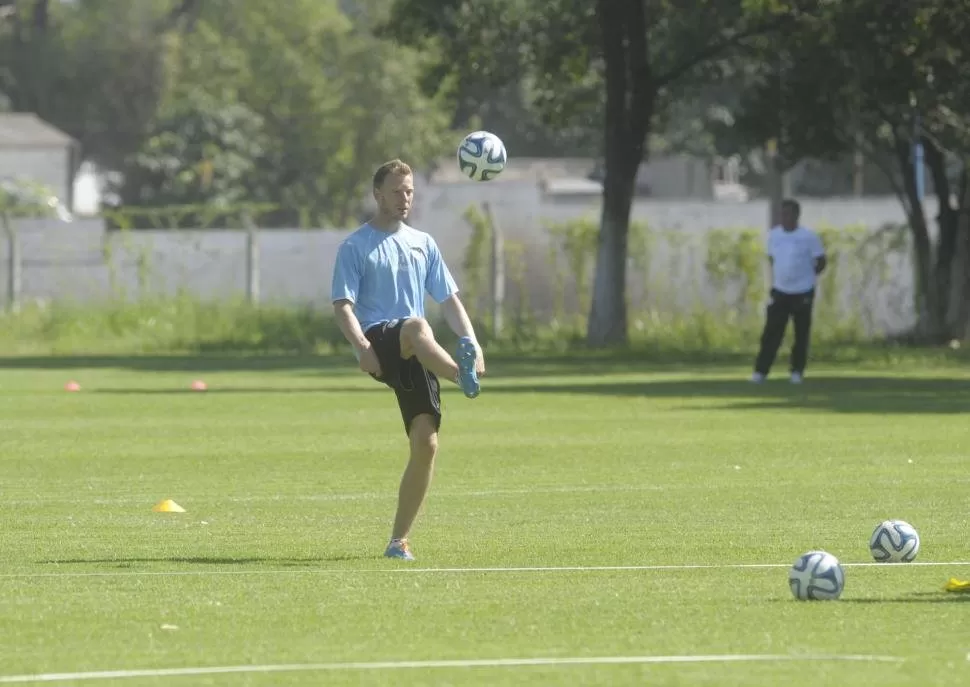 VUELVE. En su segundo ciclo en el club, Cristian Menéndez estará en el banco por primera vez. TWITTER@SENTIEMIENTODECANO