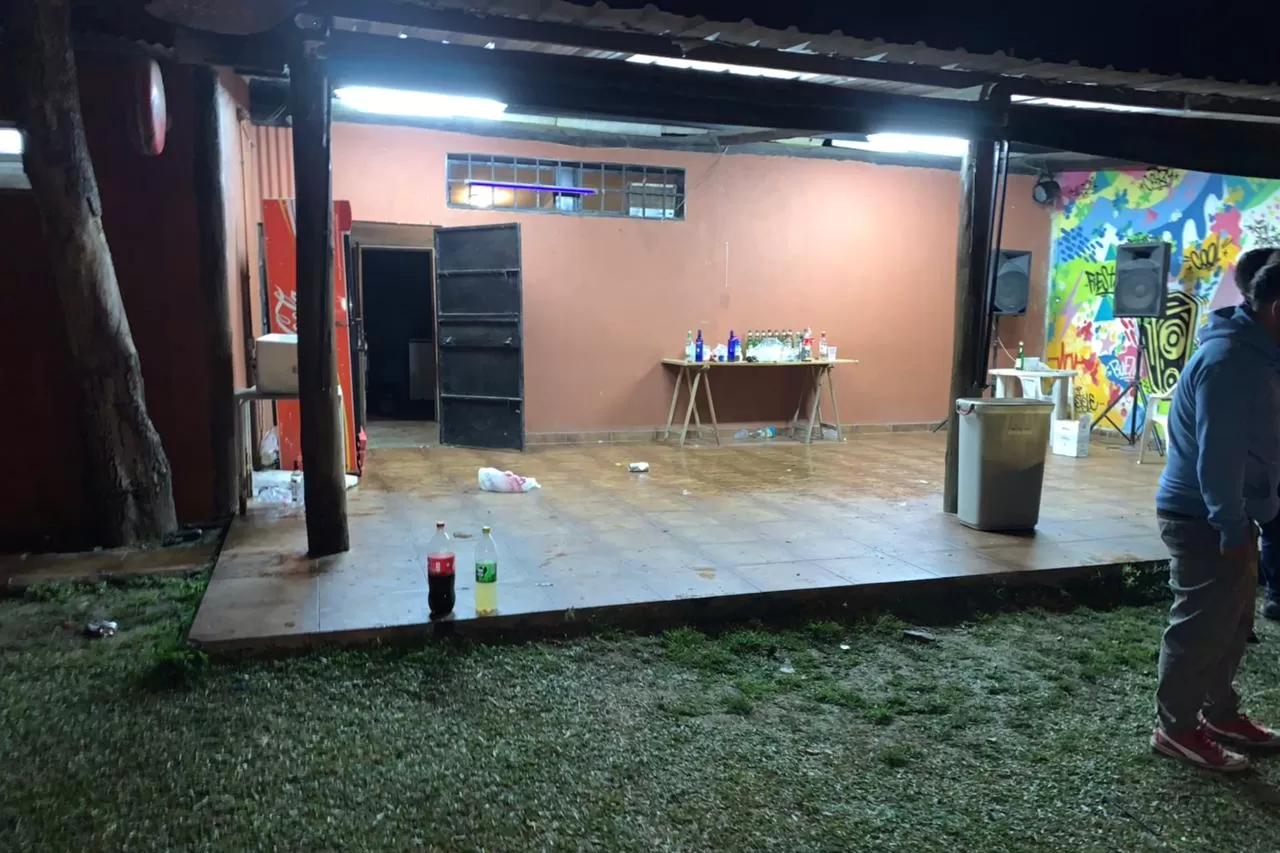 Fiestas clandestinas: desalojaron canchas del Jockey Club, el Aeroclub y un bar en Yerba Buena