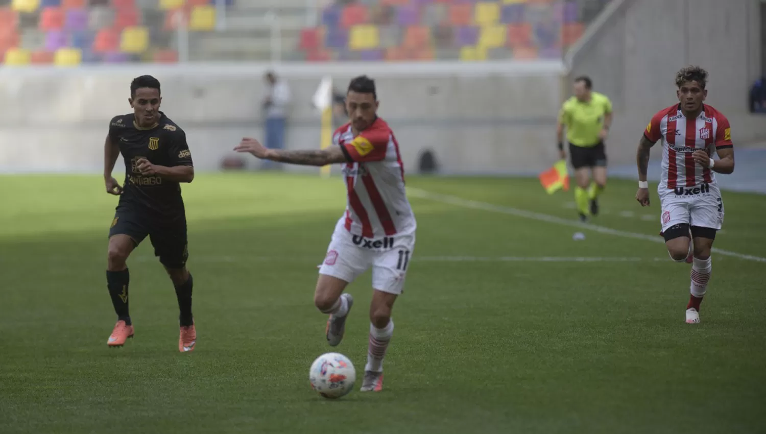 HISTÓRICO. Daniel González, de San Martín, controla la pelota en el mediocampo, en el partido jugado en el Madre de Ciudades.