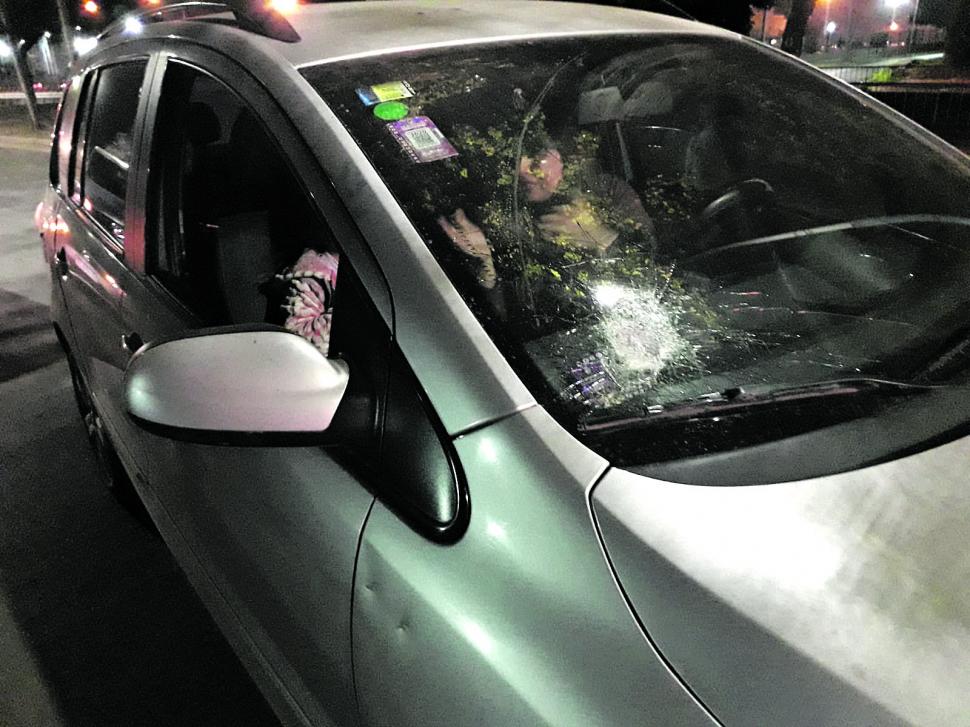 DAÑADO. Así quedó el vehículo que recibió una pedrada.