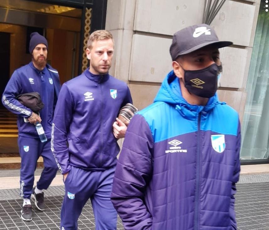 El plantel de Atlético, rumbo al estadio de Gimnasia LP. FOTO TOMADA DE TWITTER @ATOficial