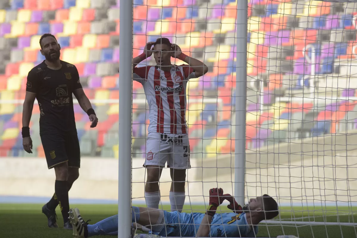 NO LO PUEDE CREER. Cano se lamenta una de las chances perdidas. El arquero Ledesma le sacó una pelota increíble.