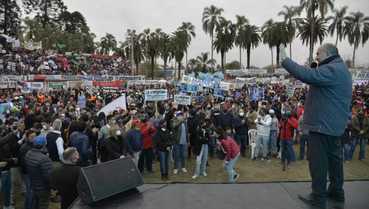 PROSELITISMO. El gobernador, Juan Manzur, hizo un acto en Bella Vista con militantes de la Juventud Peronista.