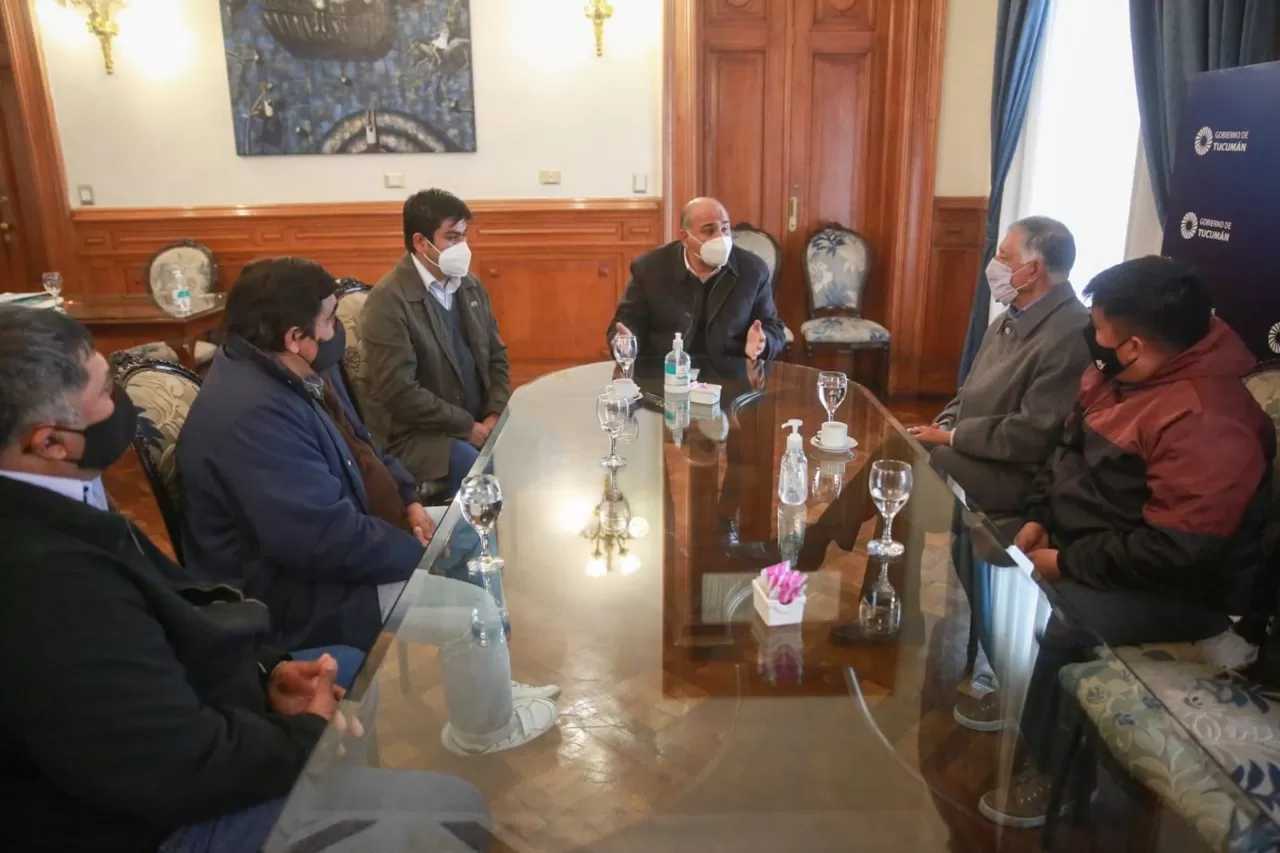 EN CASA DE GOBIERNO. Manzur, junto a dirigentes de la sección Oeste. Foto: Comunicación Pública