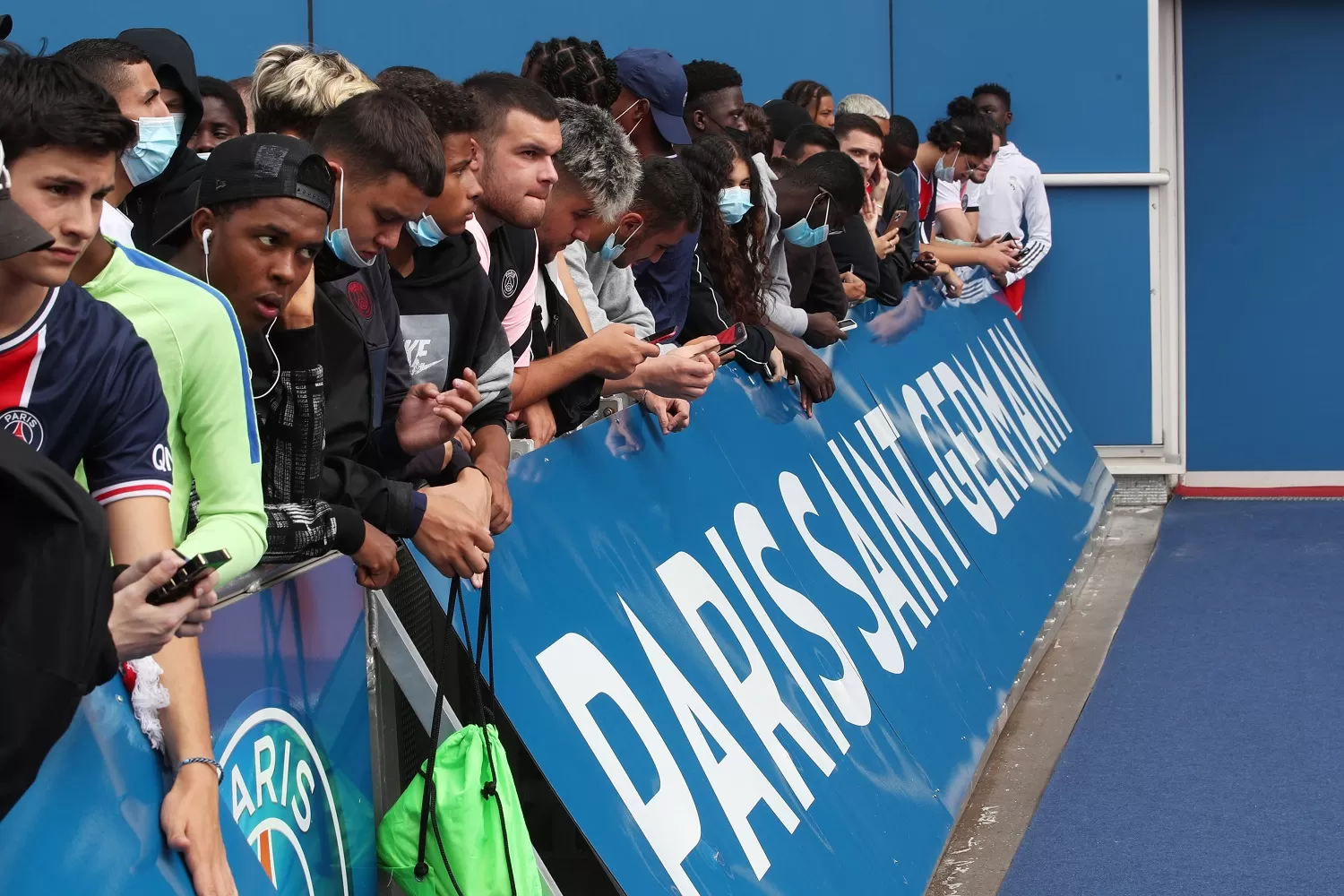 EXPECTATIVA. Los hinchas parisinos cuentan las horas para la llegada del argentino. REUTERS 