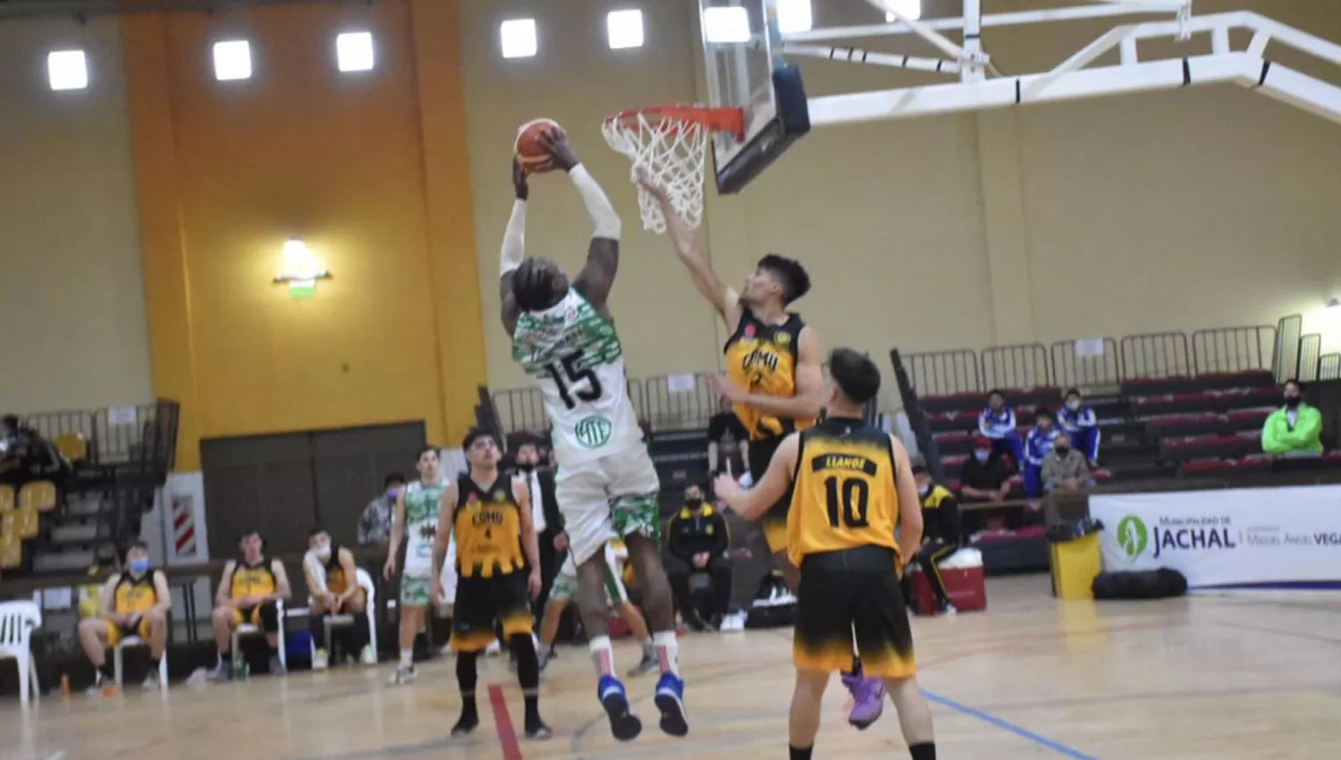 PAREJO. Los tucumanos cayeron por 77 a 70 ante los sanjuaninos de Jáchal.