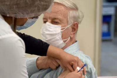 Son más los tucumanos que combinan Moderna con Sputnik V para completar sus esquemas