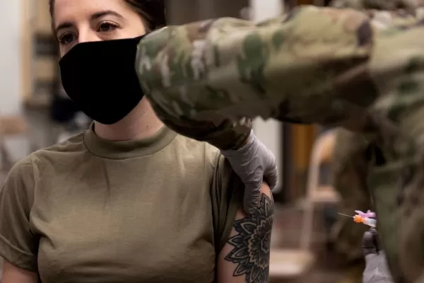 En EE.UU. autorizan la tercera dosis contra el coronavirus a pacientes en riesgo