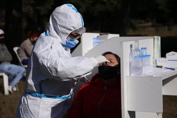 Tucumán: cómo impacta la vacunación en las curvas de contagios y de muertes por covid-19