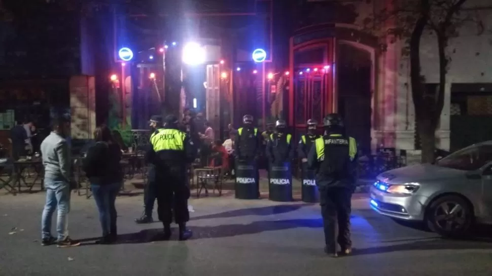 OPERATIVO. La Policía desaloja un pub de la capital donde no se habría cumplido con las medidas de seguridad y de capacidad máxima.  