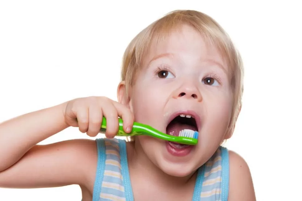 DURANTE UN MINUTO. Ese es el tiempo mínimo que deberían emplear los niños en lavarse los dientes. 