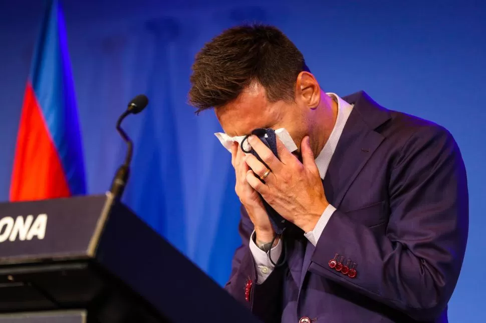 SENTIDO. Messi lloró apenas comenzó la conferencia y siguió así; su pareja le acercó un pañuelo.  Twitter barcelona f.c 