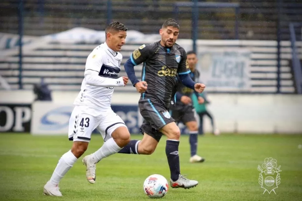 EN PLENA CARRERA. Cristian Erbes persigue muy de cerca a Eric Ramírez, el volante de Gimnasia que ingresó en el segundo tiempo. “Pichy” tuvo que ser reemplazado minutos más tarde. “Se me dobló un poco la rodilla”, confesaría una vez terminado el partido. Hoy lo evaluarán para saber si es algo de gravedad. 