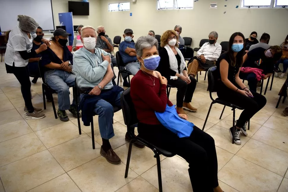 SEGUNDA DOSIS. Muchas personas mayores a 60 optaron por vacunarse con Moderna para completar el esquema de vacunación. LA GACETA / FOTO DE JOSÉ NUNO 