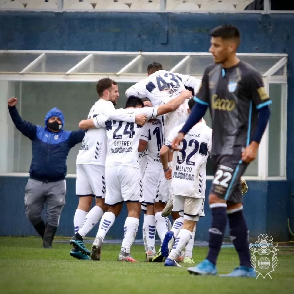 FIGURA Y FONDO. Fuera de foco y en primer plano, Mauro Osores encaja con bronca el 1-0 el “Lobo”. Al fondo, los jugadores de Gimnasia festejan. 