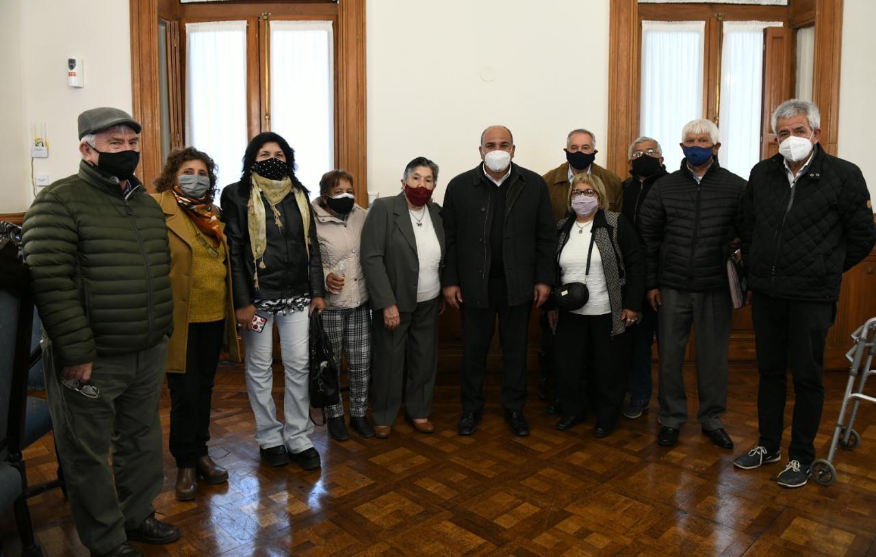 REPRESENTANTES DE JUBILADOS. Manzur los recibió en Casa de Gobierno. Foto: Comunicación Pública