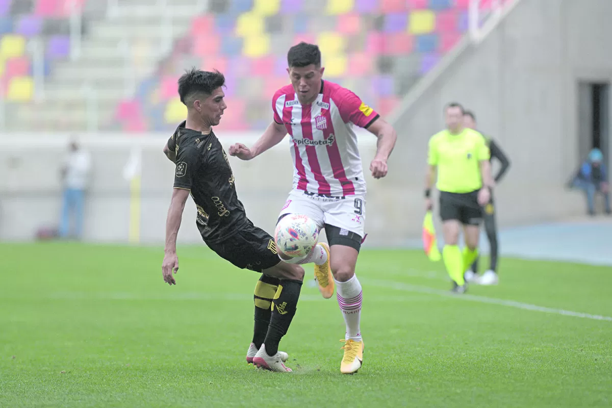 EN DEUDA. Estigarribia lleva poco más de seis partidos sin poder convertir. El 9 titular del equipo necesita reaparecer en la red para ayudar al equipo.