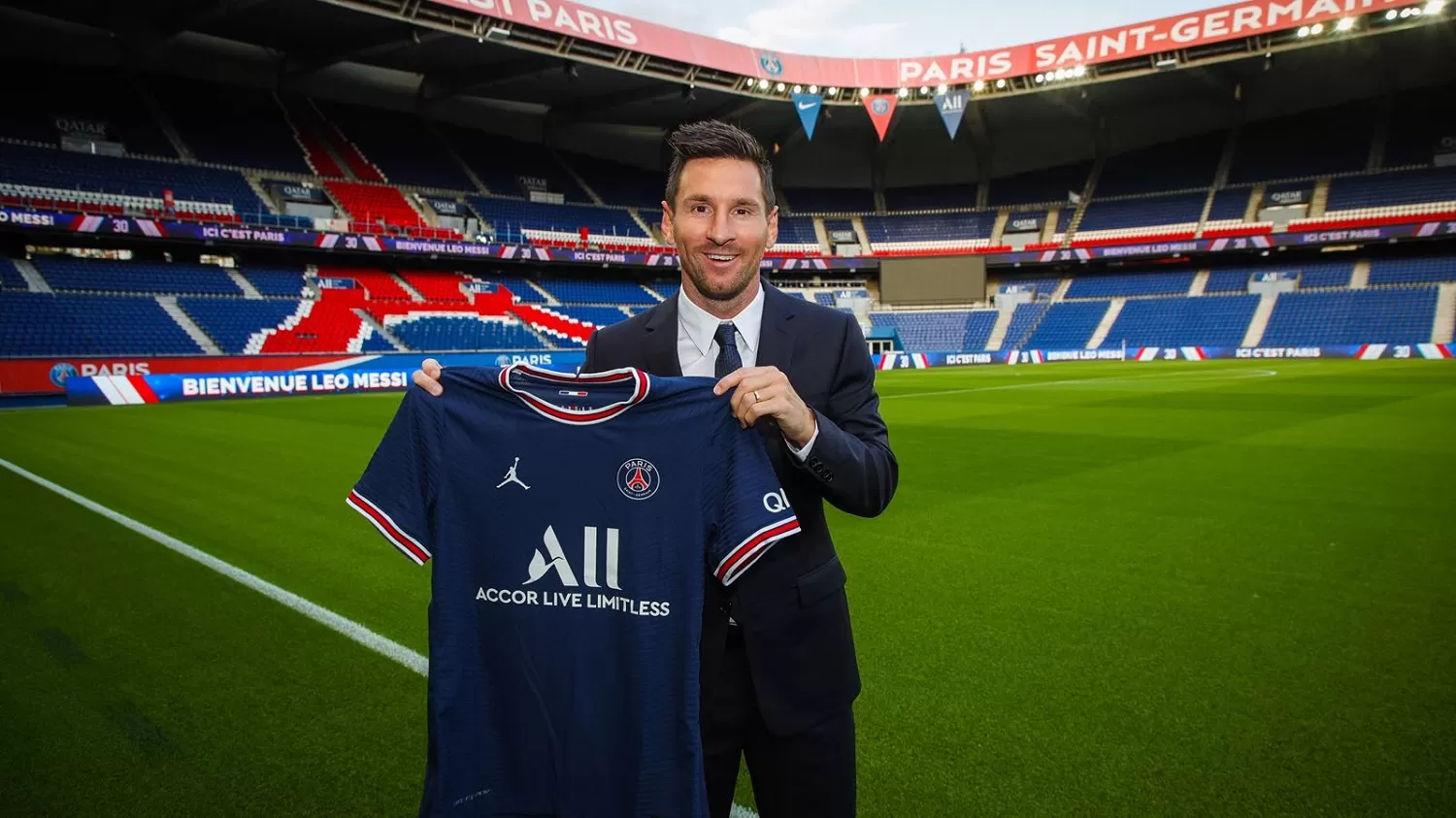 Messi posó en el Parque de los Príncipes con la camiseta del PSG. 