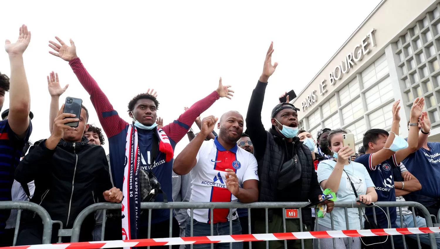 EUFORIA. Hinchas de París Saint Germain esperaron a Messi en el aeropuerto de Le Bourget y en las inmediaciones del estadio Parque de los Príncipes. 