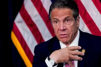 Escándalo en Nueva York: renunció el gobernador Cuomo acusado de abuso sexual