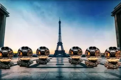 Con los seis balones de oro y la torre Eiffel, PSG celebra la llegada de Messi