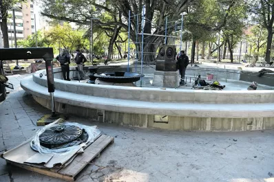Reparan La Fuente de Los Leones debido a la acumulación de basura