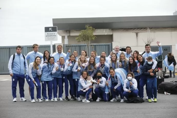 EN EZEIZA. Las Leonas al ingresar al país. “Vicky” (sexta de pie) sonrió como todas sus compañeras. 