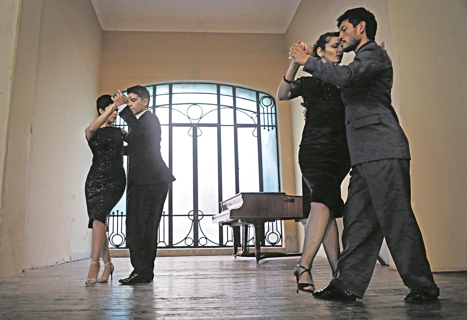 TANGO DANZA. Se baila de a dos y al compás del dos por cuatro. 
