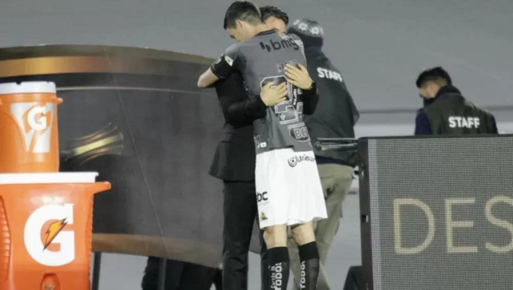 LEY DEL EX. Ignacio Nacho Fernández les dio el triunfo a los brasileros de Atletico Mineiro ante River, en el Monumental.