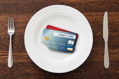 Comemos el plástico de una tarjeta de crédito cada semana