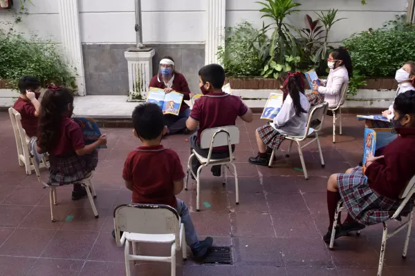 Evalúan protocolos con menor distanciamiento para avanzar en las clases presenciales