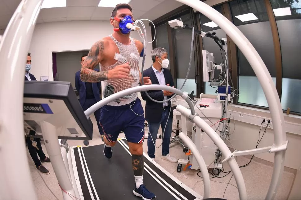 PRUEBAS. Messi pasó la revisión médica apenas llegó a París. No juega desde la final de la Copa América, hace un mes, por lo que tendrá un par de semanas para ponerse a punto antes de su debut oficial con su nuevo equipo.