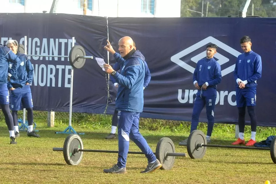 INDICACIONES. Fernando Gómez trabaja para poner a todo el plantel a la altura física de lo que exige la Liga Profesional. El “PF” confía en el grupo que se formó. 