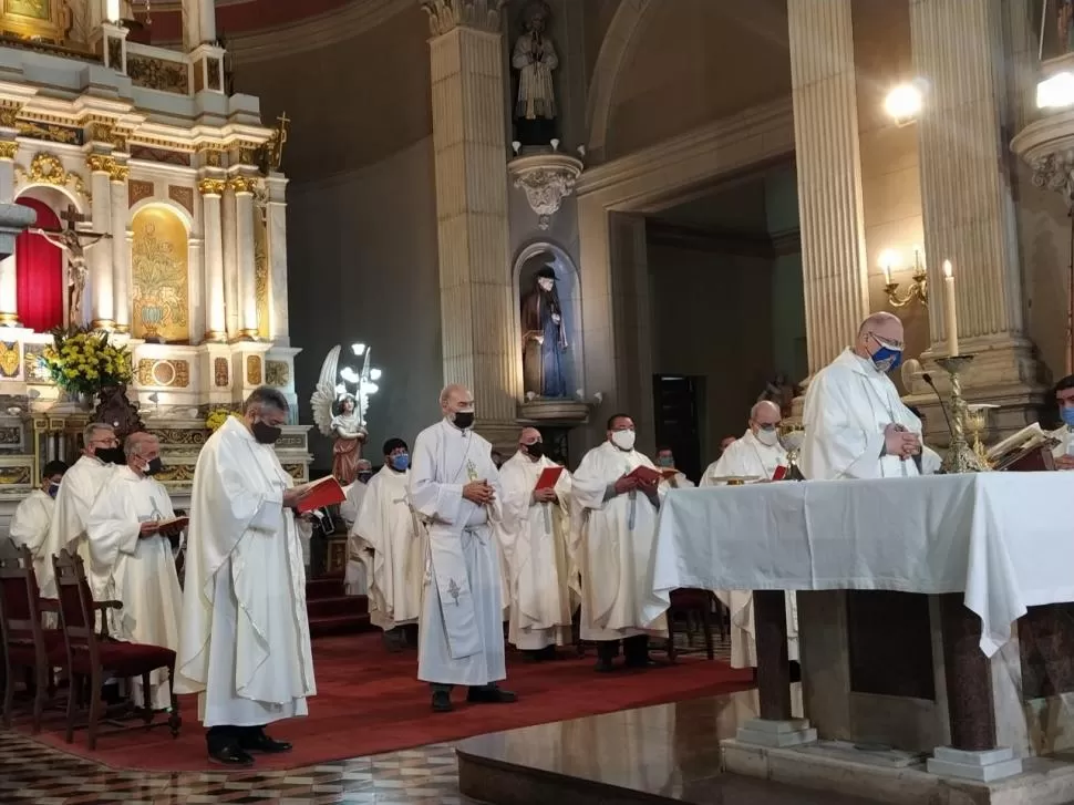MISA DE DESPEDIDA. El obispo de Catamarca, monseñor Luis Urbanc, preside la ceremonia junto al clero.   