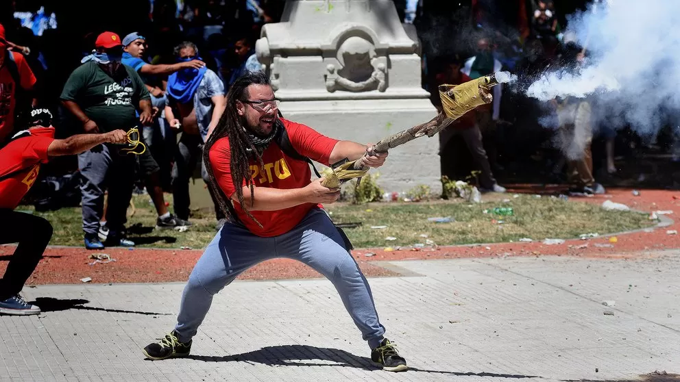 Sebastián Romero con su mortero casero. Foto Infobae 