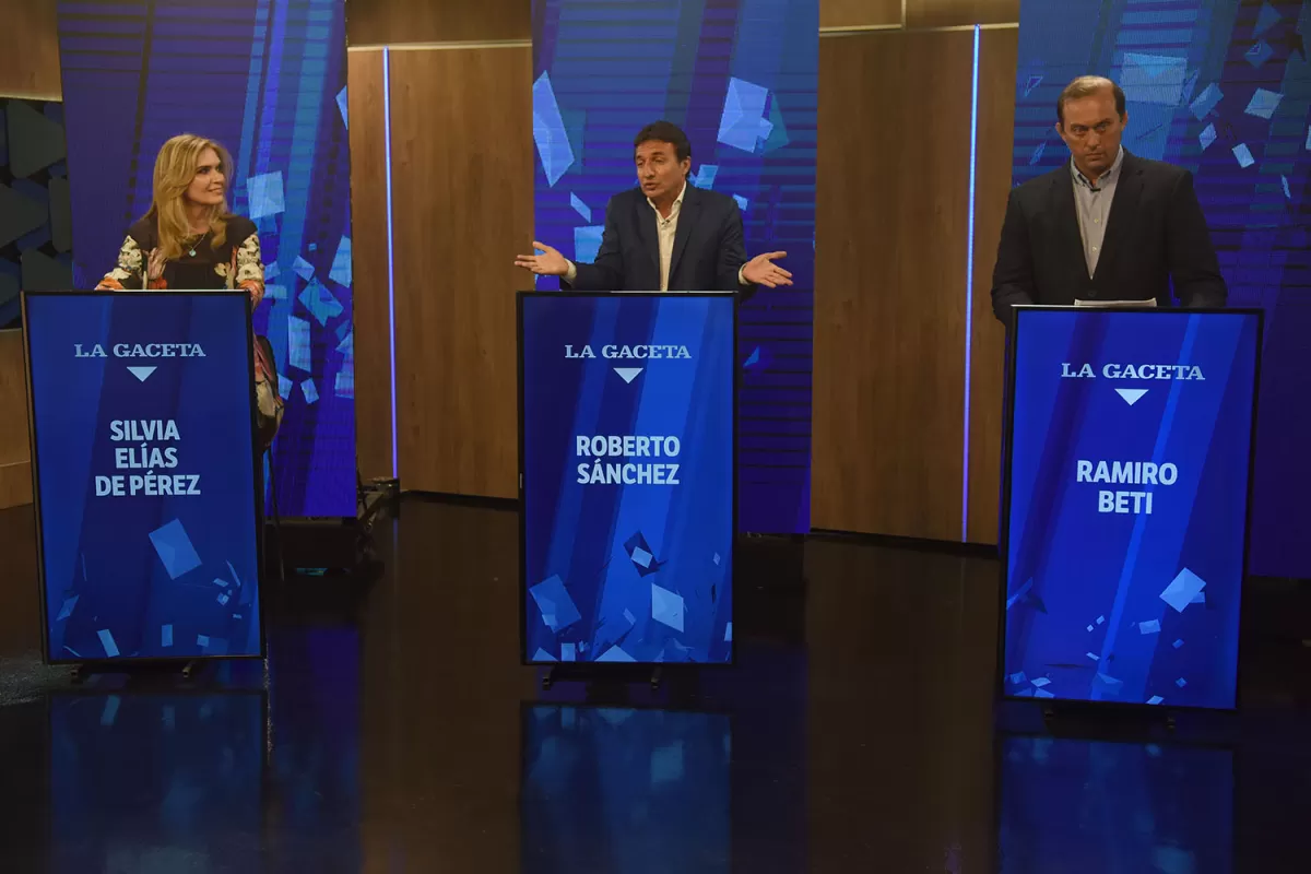 EN LOS MINUTOS LIBRES. La diputada nacional sonríe, el intendente de Concepción gesticula y Beti serio; fue un momento del debate entre los precandidatos, que fue un poco más “caliente” que el primer segmento.