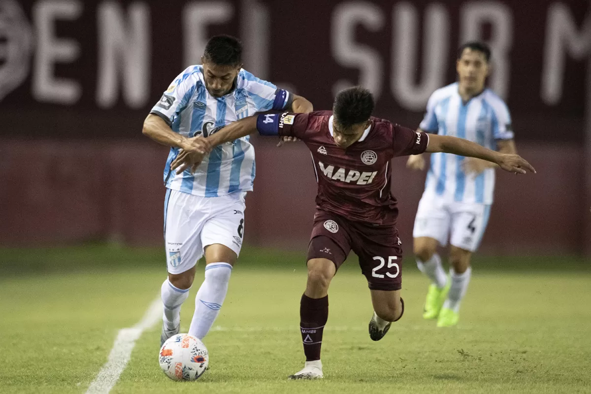 ¿SEGUIRÁ EN ESA POSICIÓN? Acosta disputa la pelota con Alexandro Bernabei, de Lanús. En aquel partido fue expulsado y pese a que Naranjo anduvo bien en el partido siguiente, “Bebé” recuperó su lugar.